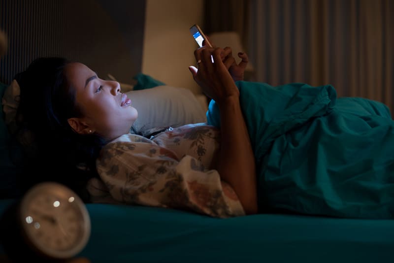 hạn chế sử dụng thiết bị điện tử trước khi đi ngủ