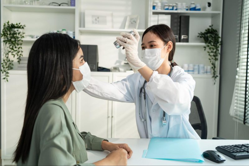 khám mắt cho bệnh nhân