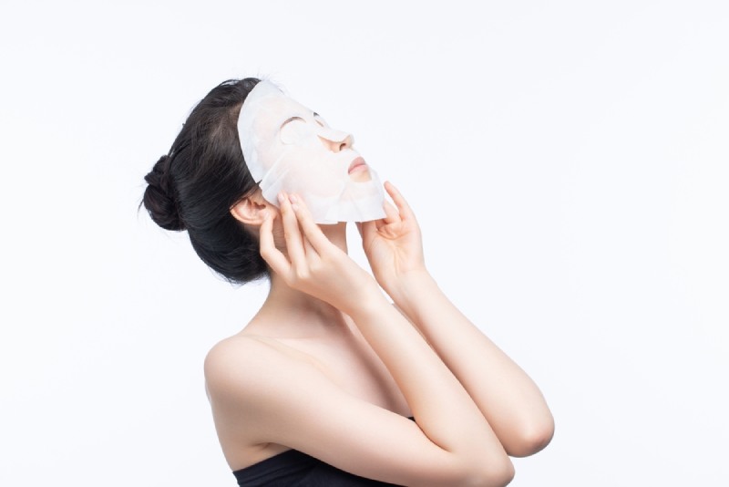 đắp mặt nạ dưỡng ẩm sau bắn laser tàn nhang