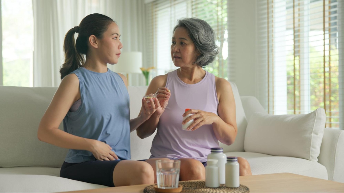 phụ nữ uống thuốc