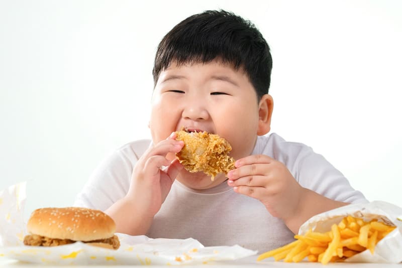 thức khuya có xu hướng khiến trẻ thèm ăn đêm