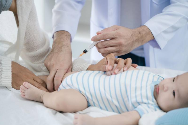 tiêm vắc xin cho trẻ nhỏ