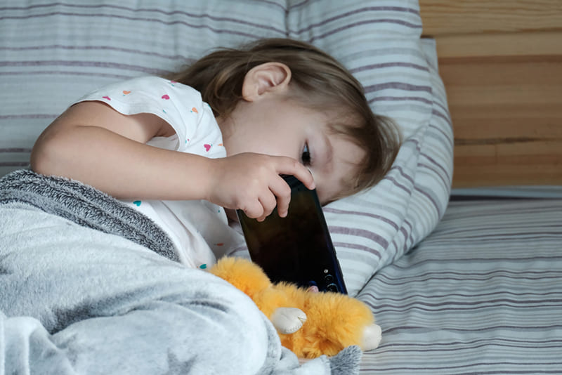 tránh cho trẻ sử dụng điện thoại trước khi ngủ