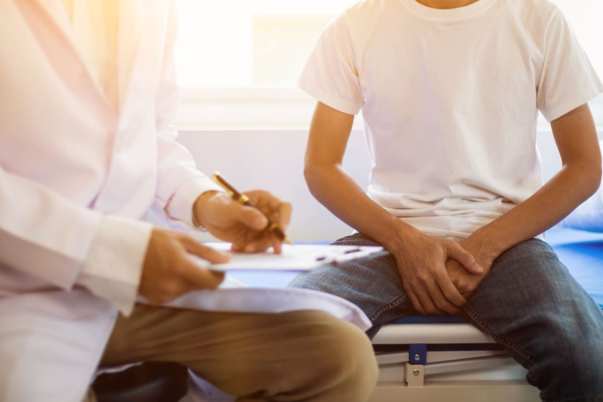 cần gặp và thăm khám với bác sĩ chuyên khoa