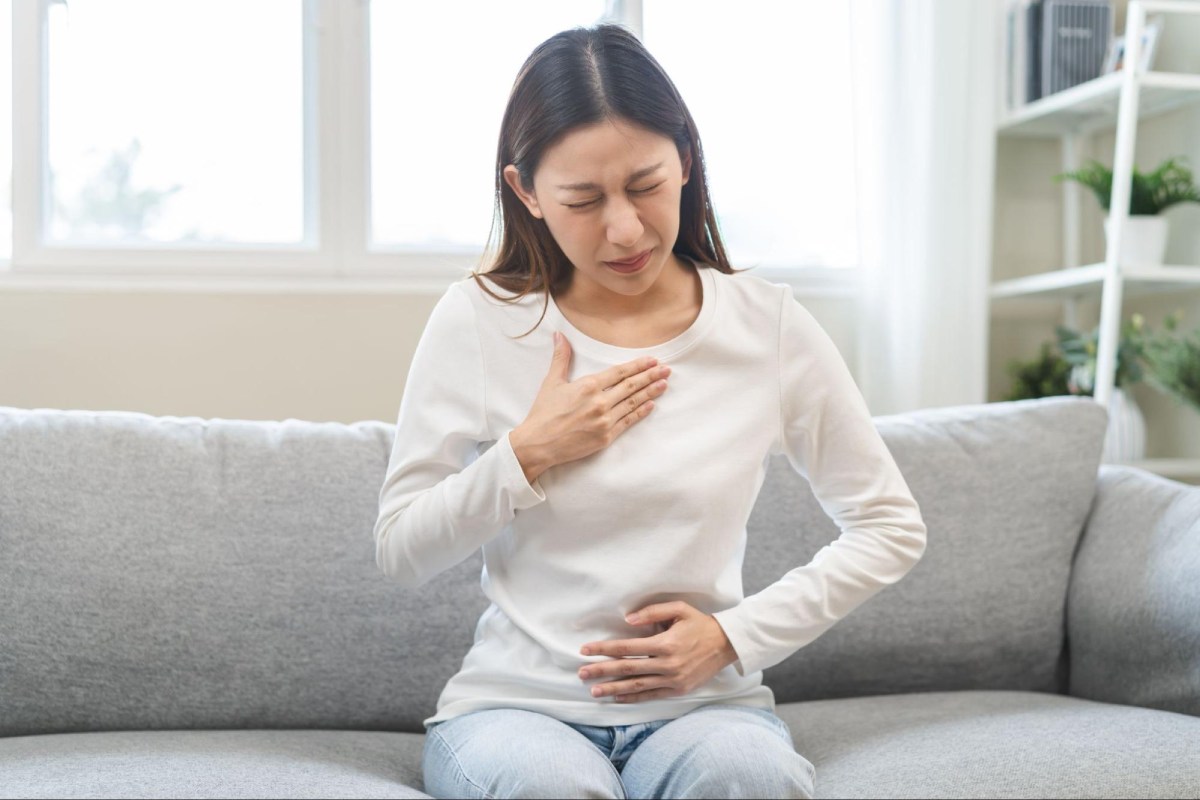 cô gái cảm thấy buồn nôn