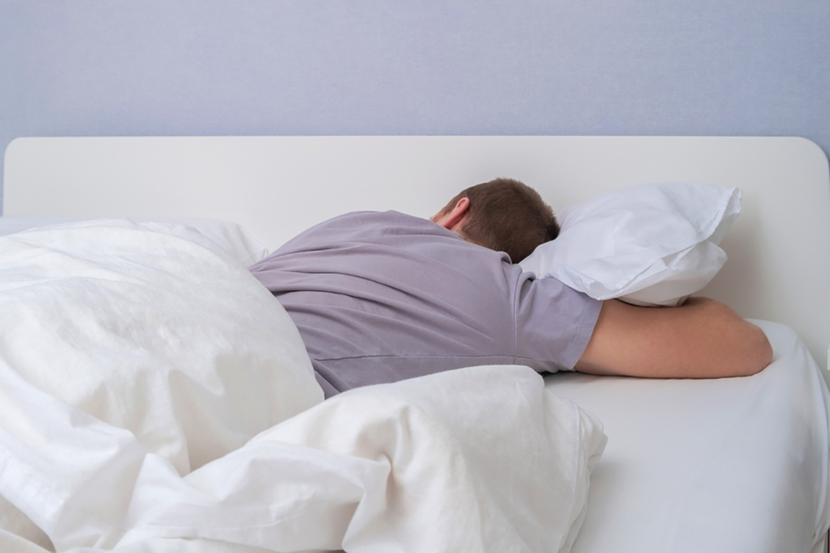 Hạn chế nằm sấp và mặc quần áo thoải mái để cơ thể được thư giãn khi ngủ.