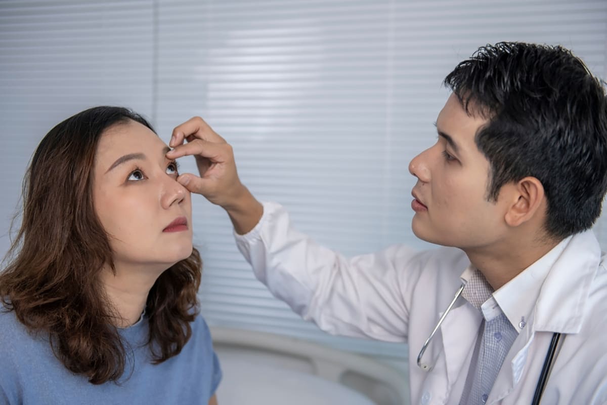 kiểm tra mắt để chẩn đoán bệnh