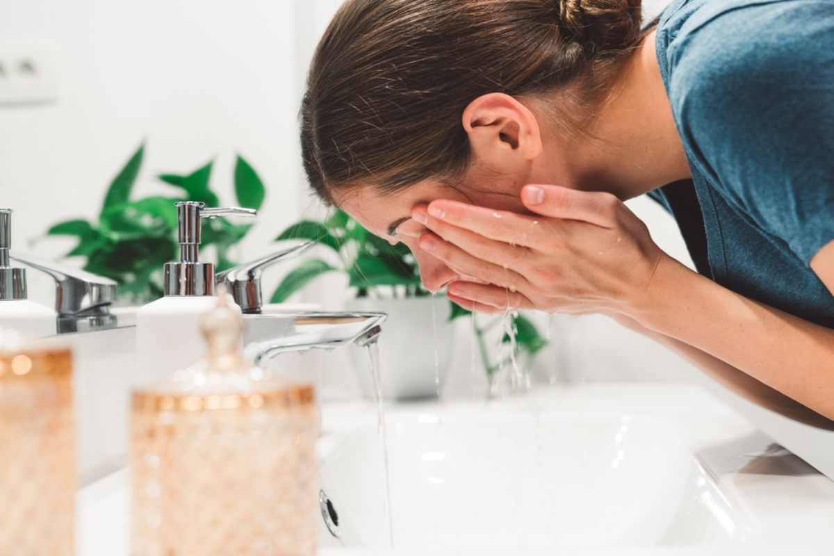 người phụ nữ đang rửa mặt