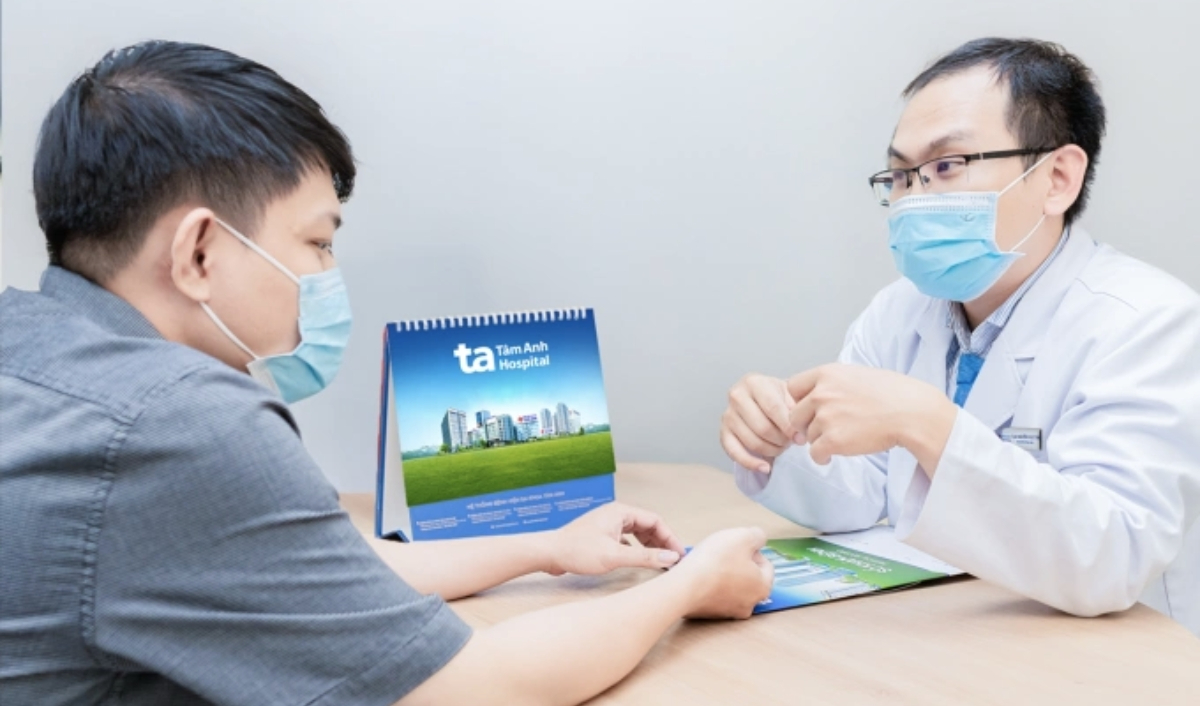 tham khám bác sĩ da liễu phát hiện u hắc tố sớm