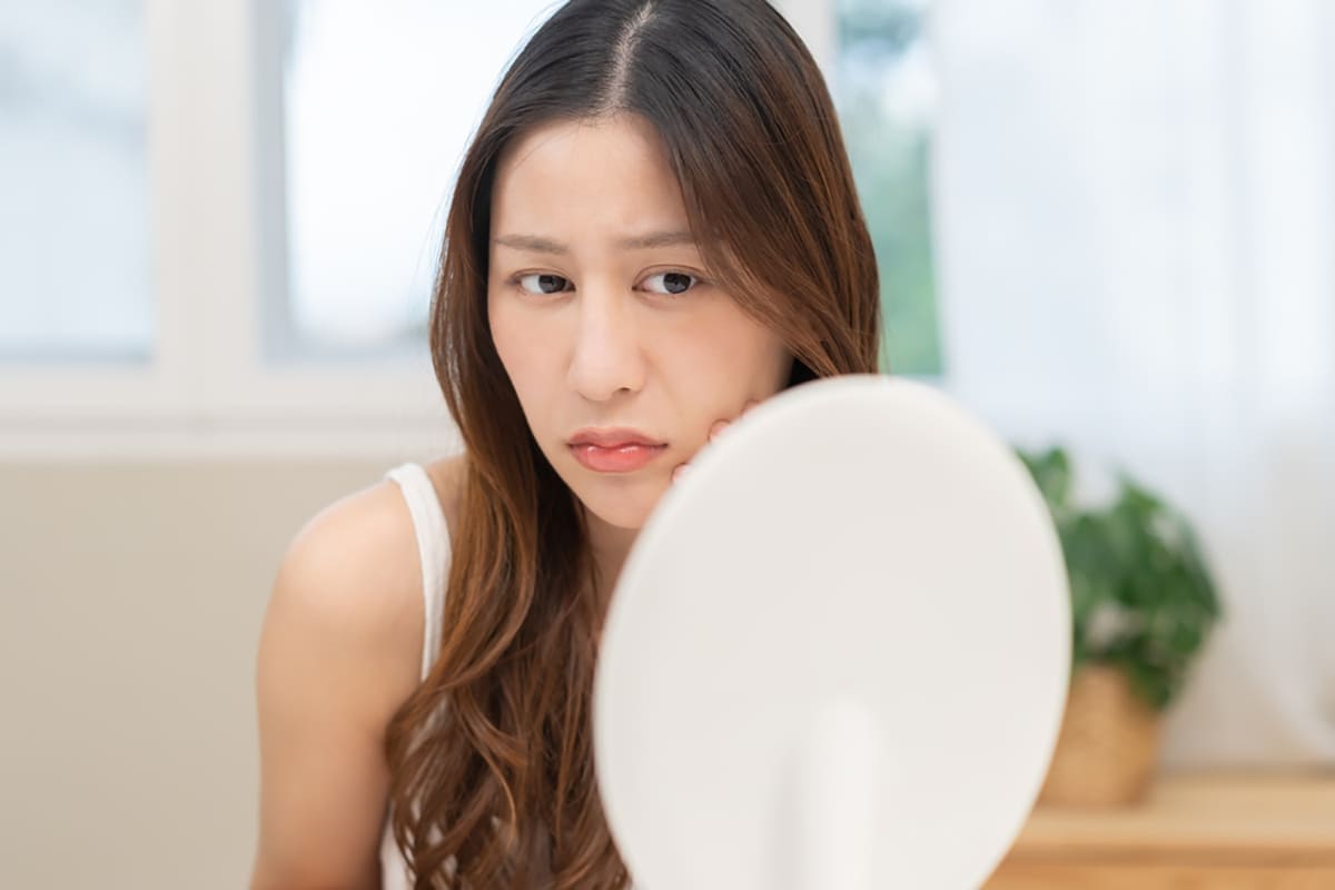 thức khuya thiếu ngủ khiến làn da lão hóa