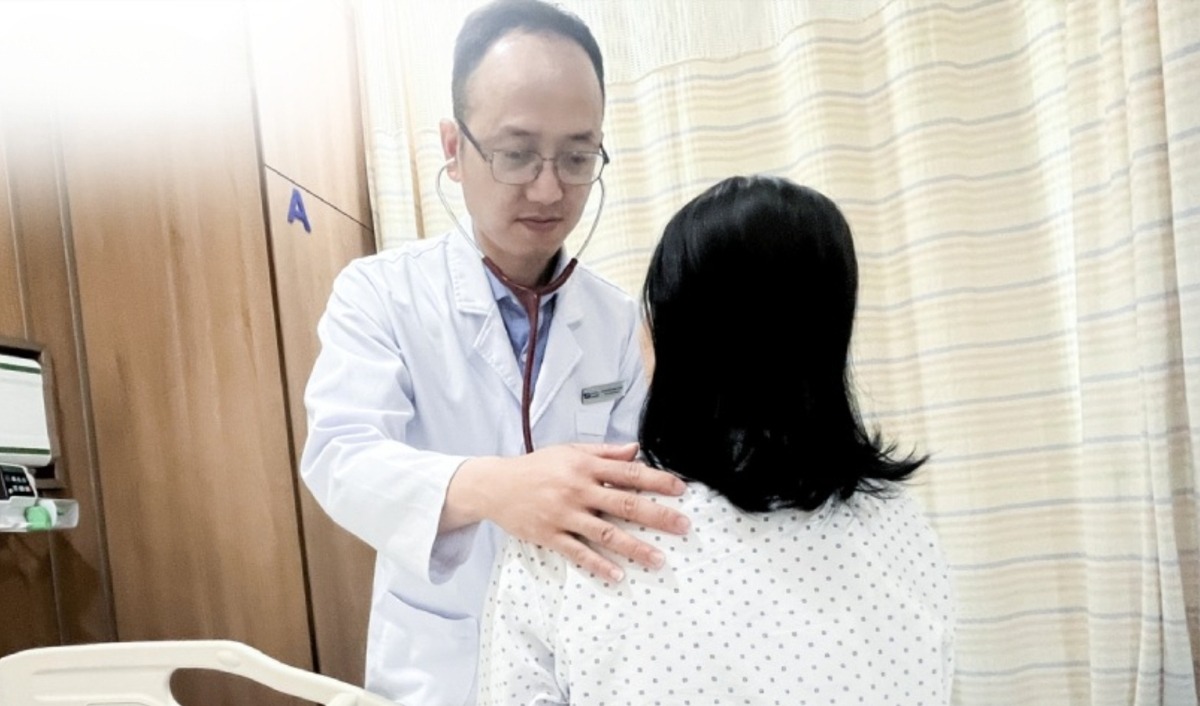 bác sĩ thăm khám sức khỏe cho bệnh nhân