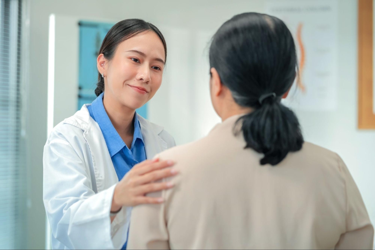 bác sĩ trấn an người bệnh