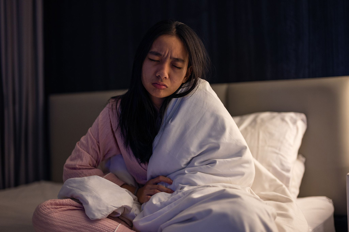 đau dạ dày do thức khuya làm rối loạn giấc ngủ