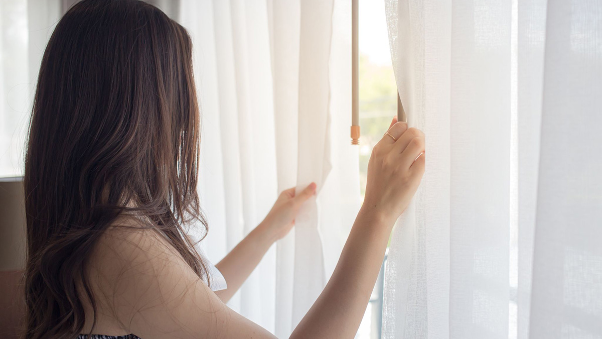 hãy bật đèn sáng hoặc mở rèn cửa ngay khi thức dậy