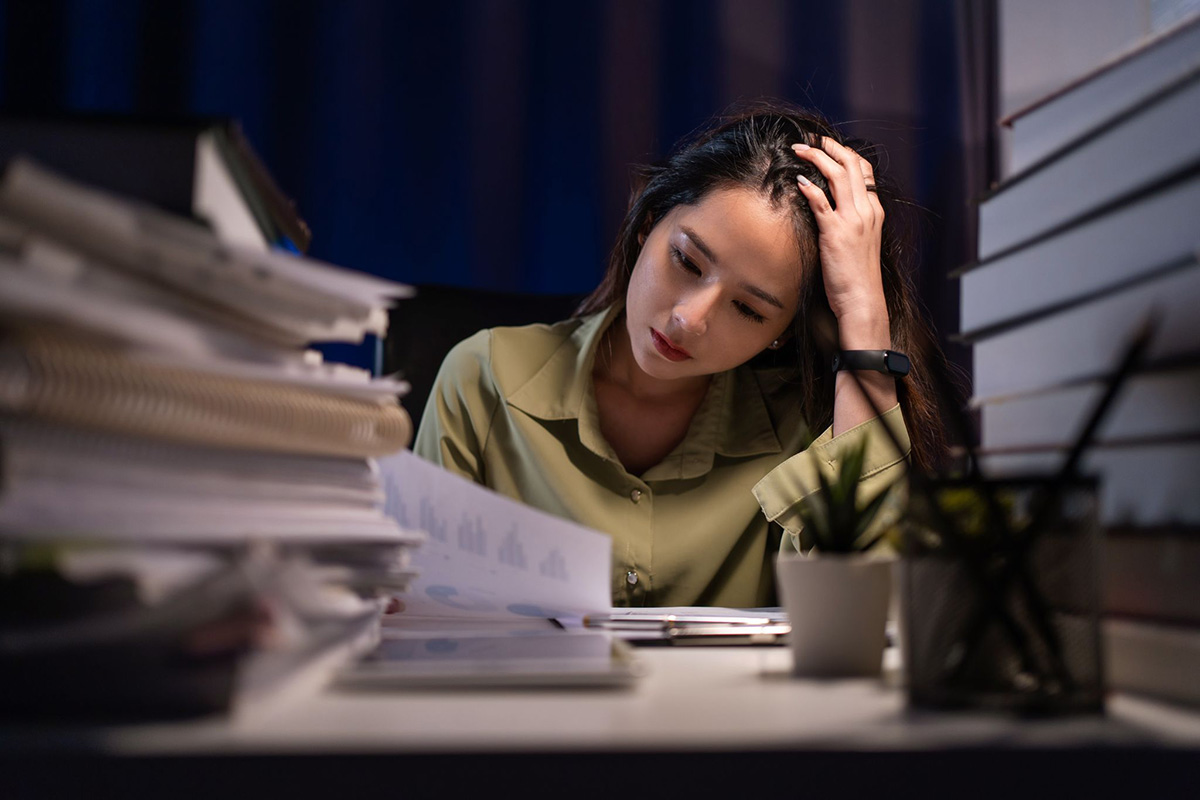 thức khuya khiến mụn bùng phát