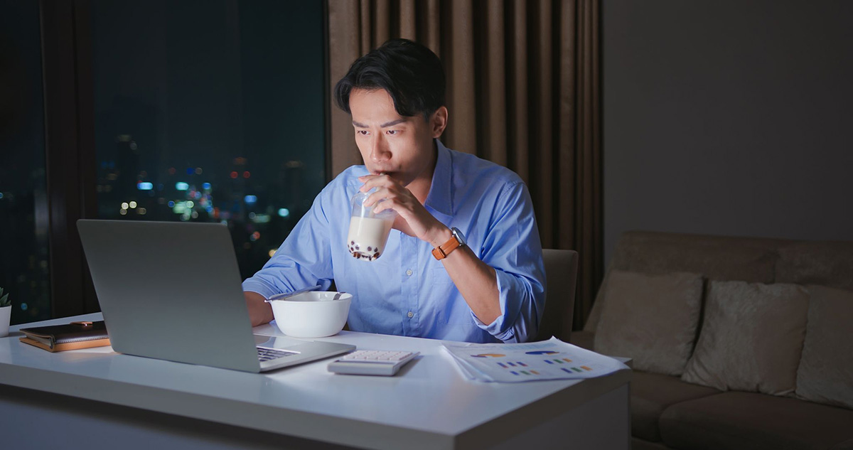 thức khuya khiến nam giới thèm ăn hơn