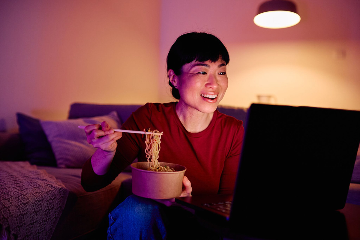 tiêu thụ thức ăn chế biến sẵn khi thức khuya