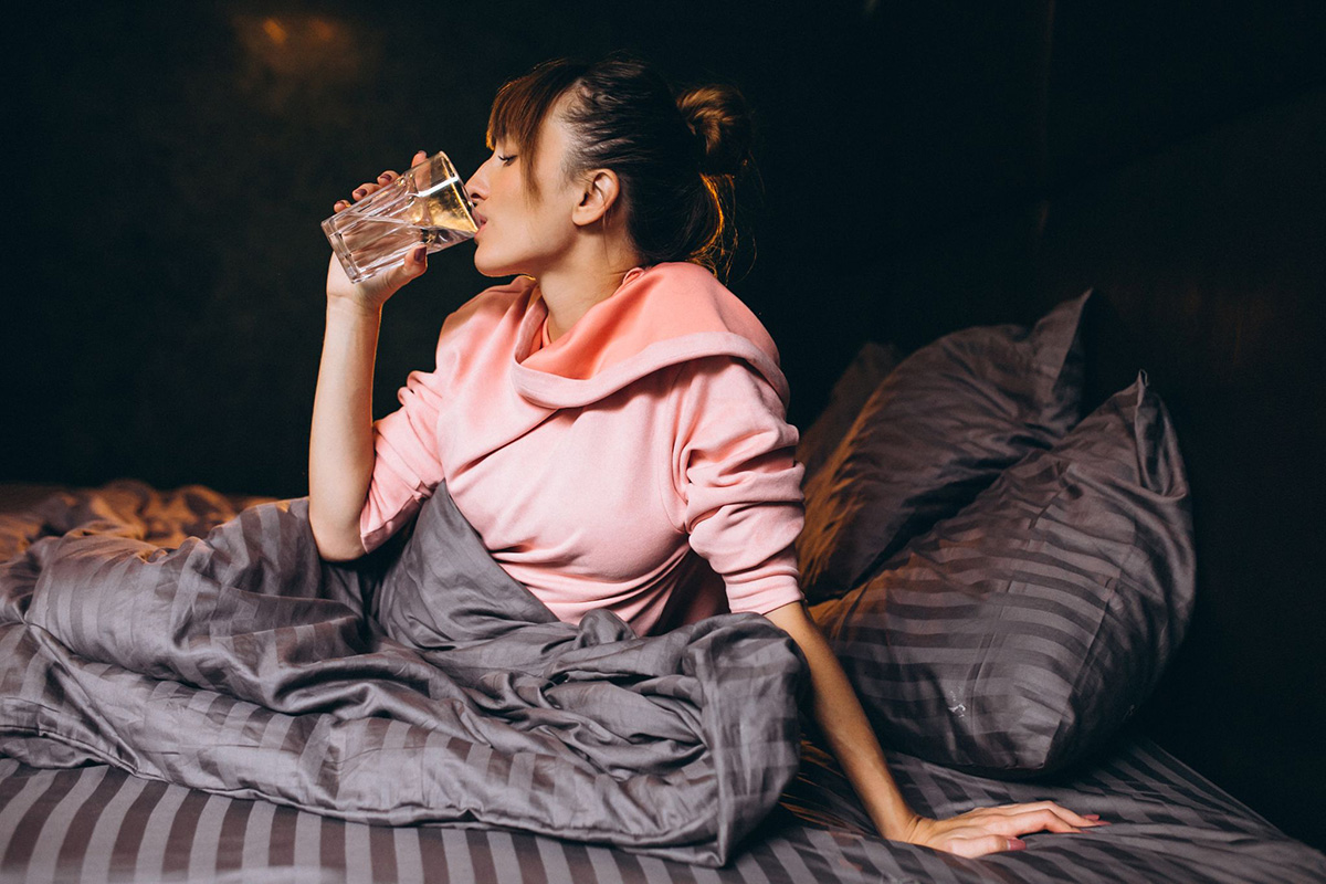 uống một lý nước ấm khi tỉnh dậy