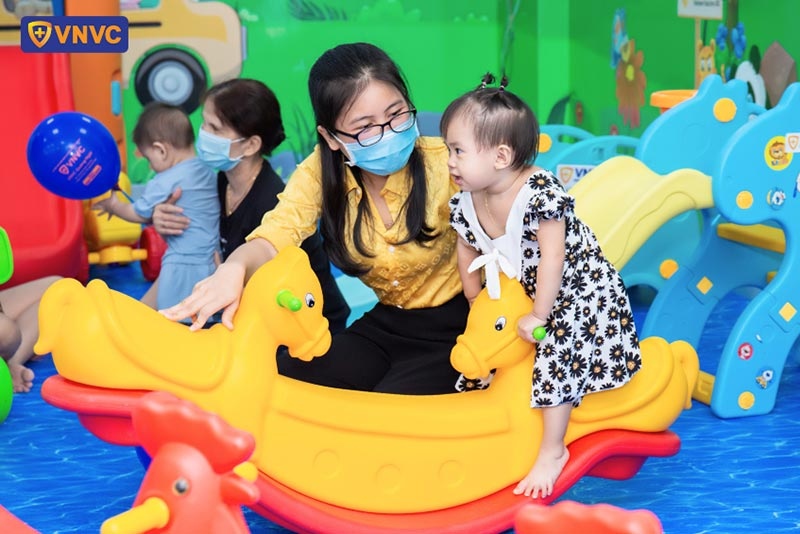 bé vui chơi tại vnvc