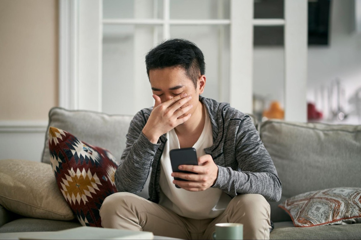mỏi mắt khi xem điện thoại