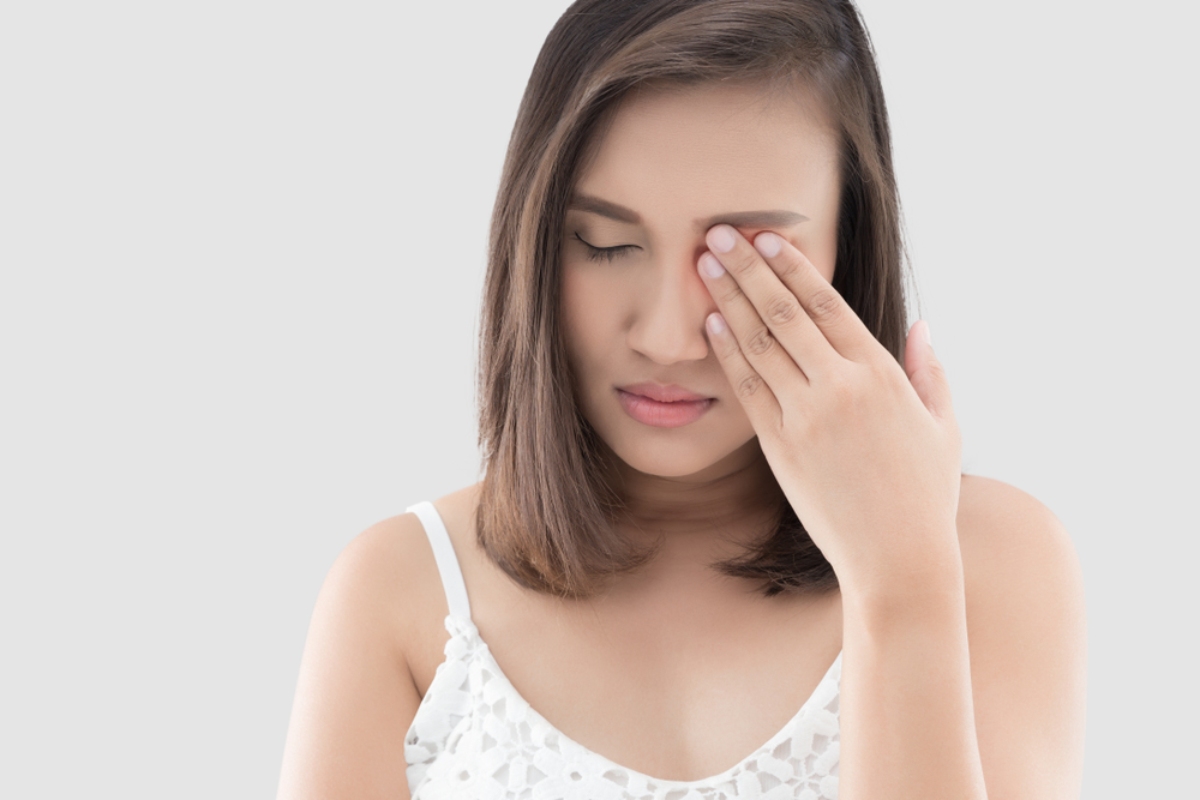 phụ nữ đang dụi mắt
