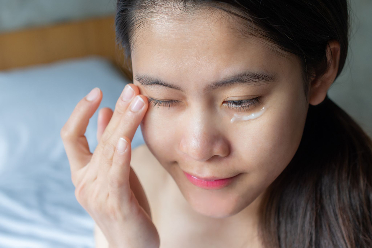 sử dụng kem dưỡng mắt