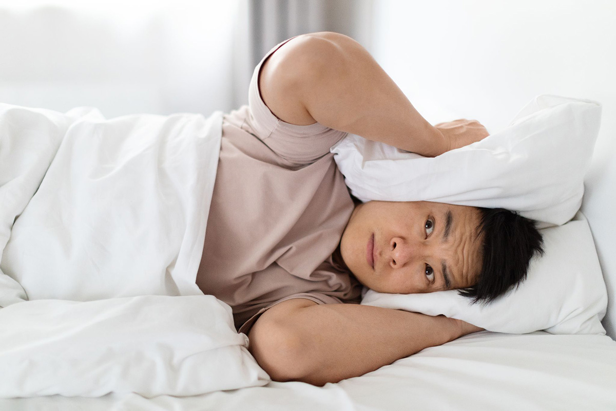 tiếng ồn là yếu tố thường gặp gây khó ngủ