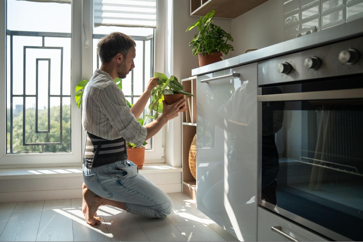 Đeo đai lưng hỗ trợ cột sống giúp giảm áp lực lên đĩa đệm