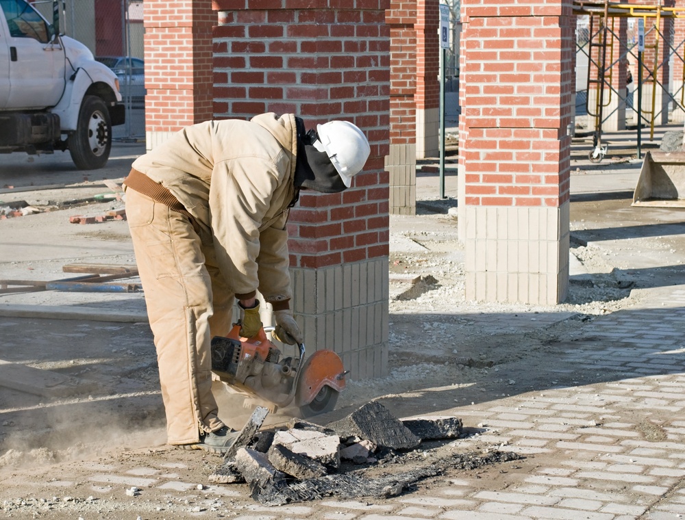 Động tác cúi gập lưng để nâng vật nặng sẽ gây thoát vị đĩa đệm L4 L5