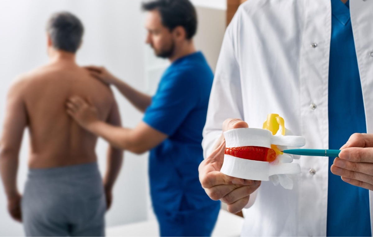 Thăm khám bác sĩ để được tư vấn điều trị thoát vị đĩa đệm