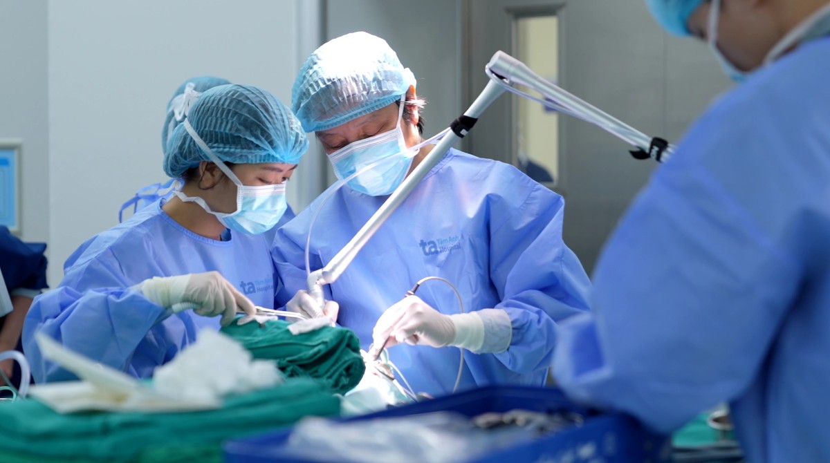 bác sĩ thực hiện đốt sùi mào gà