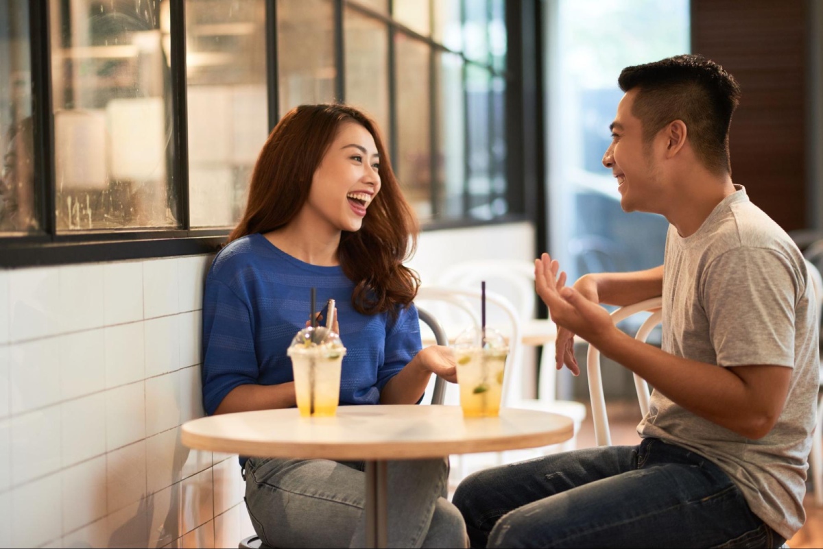 bạn bè gặp nhau trò chuyện