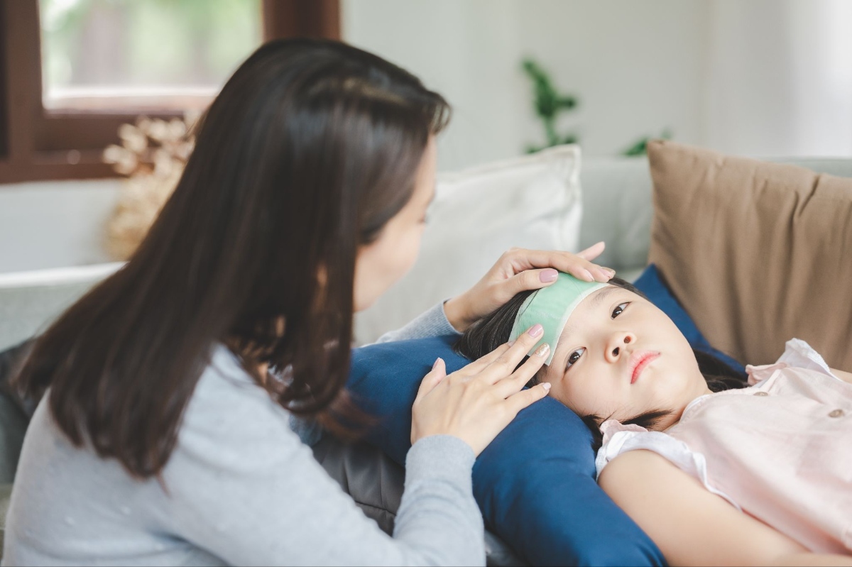 bé gái bị sốt