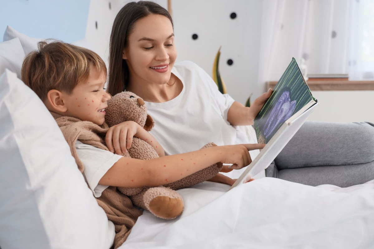 bé mắc thủy đậu đang đọc sách