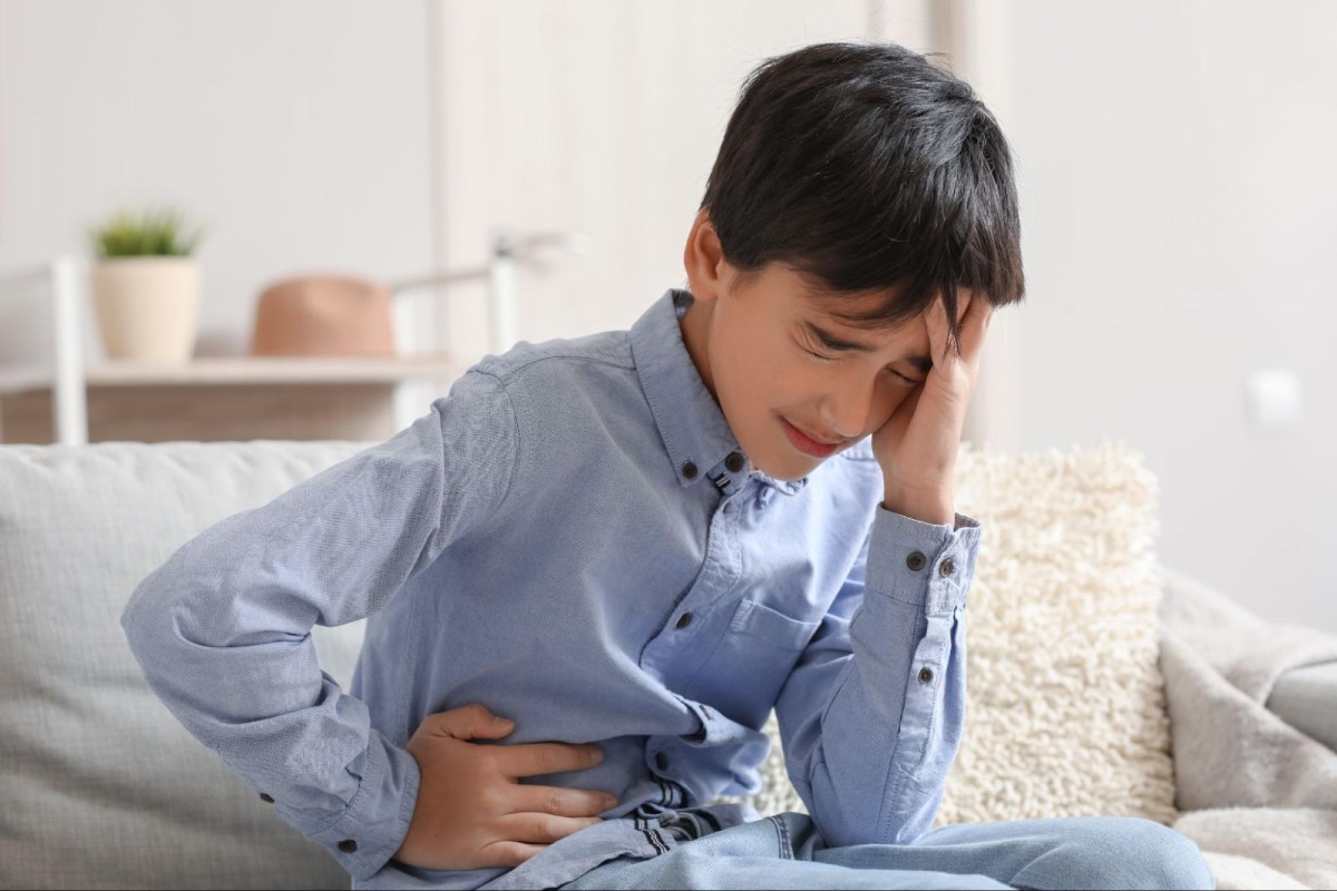 bé trai khó chịu ở bụng