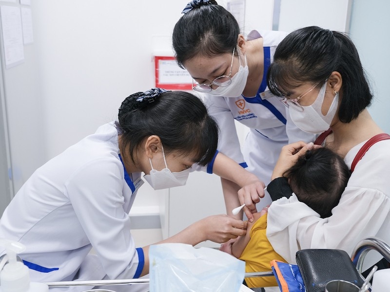 các cô điều dưỡng tiêm ngừa cho bé