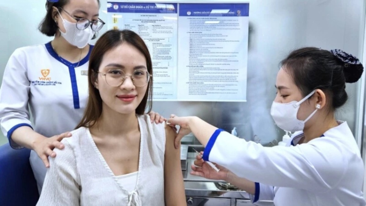 cô gái đang tiêm vắc xin