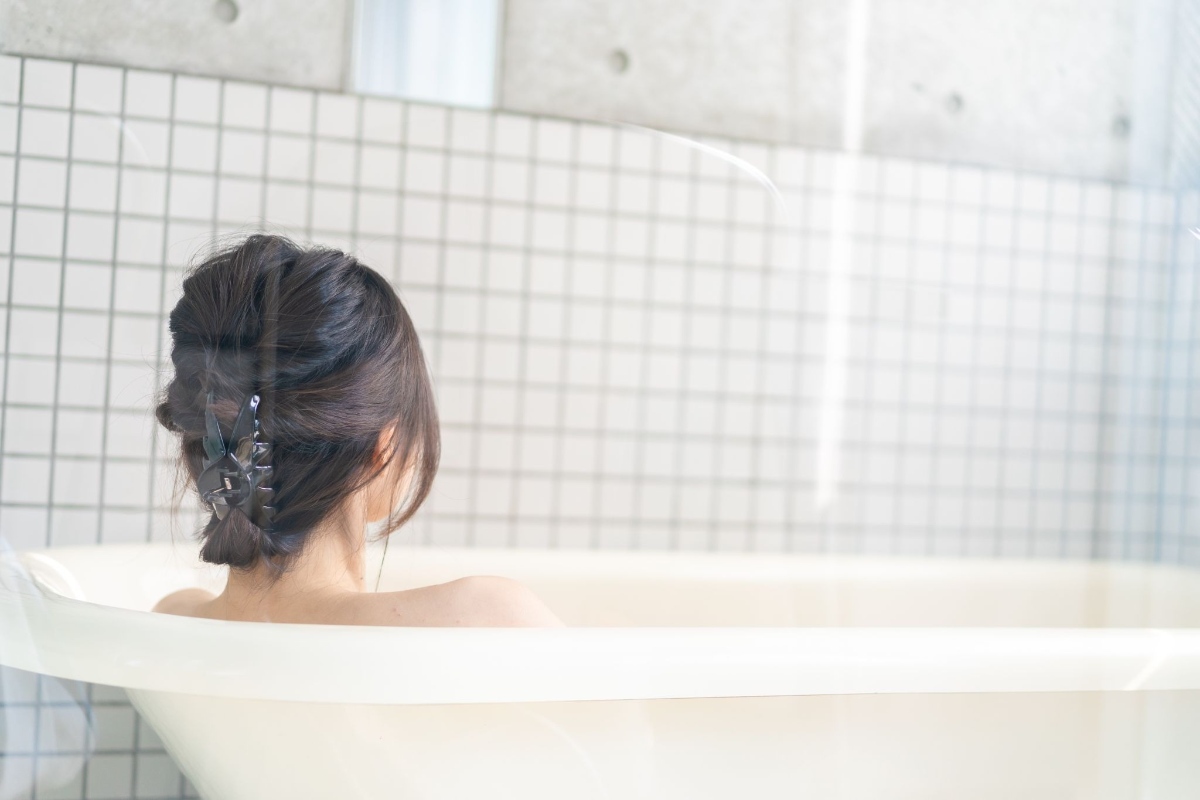 cô gái tắm bồn