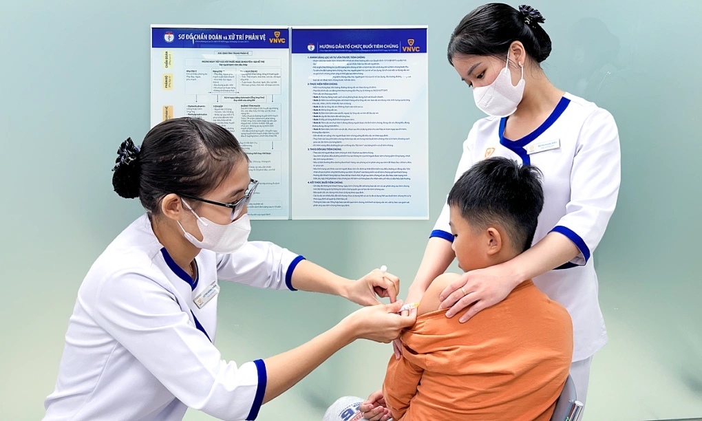 điều dưỡng tiêm phòng cho bé