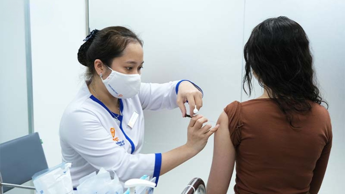 điều dưỡng viên tiêm vắc xin viêm gan b
