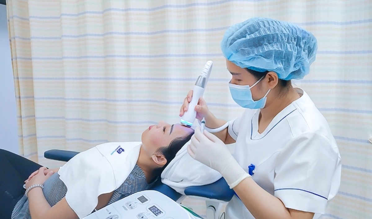bác sĩ đang điều trị sáng da ở tâm anh