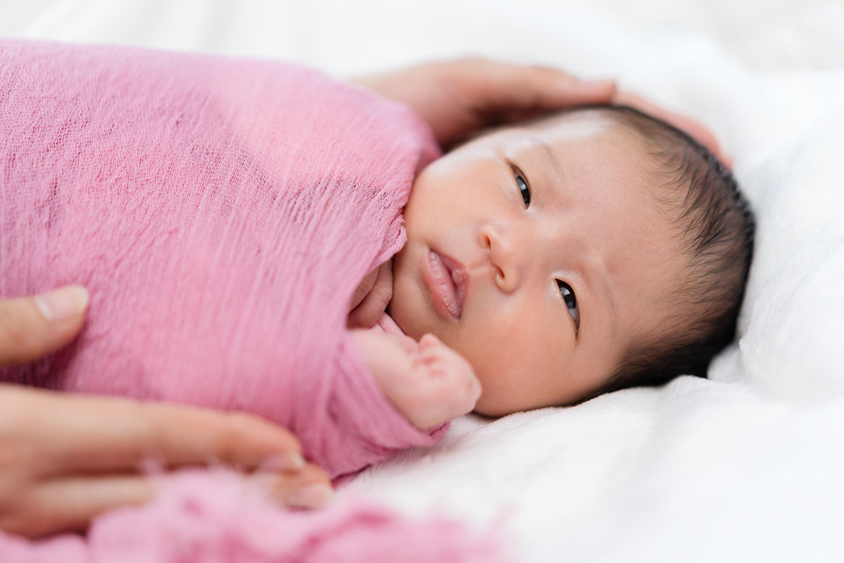 giấc ngủ của trẻ sơ sinh chia thành nhiều giấc ngủ ngắn