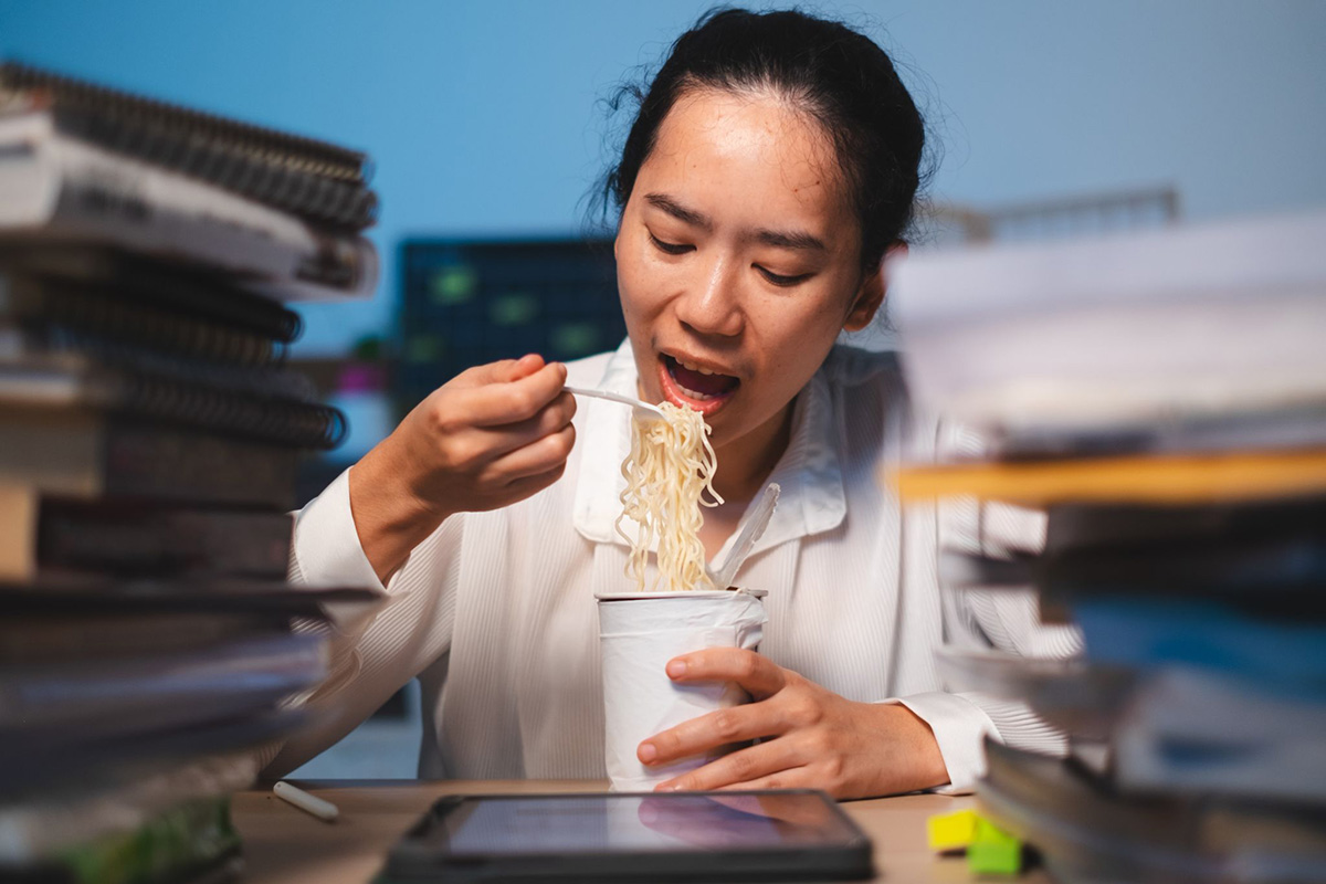 khi ngủ muộn sẽ dễ ăn khuya