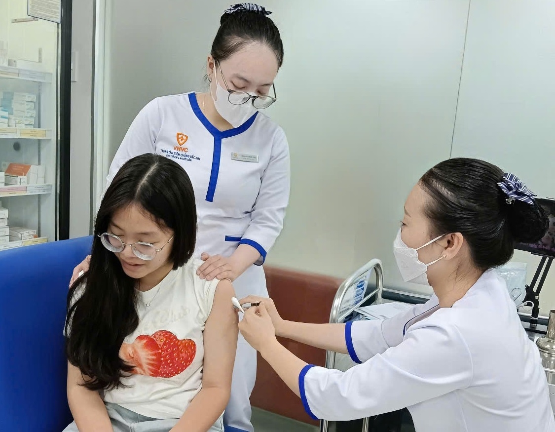 nữ sinh tiêm phòng hpv