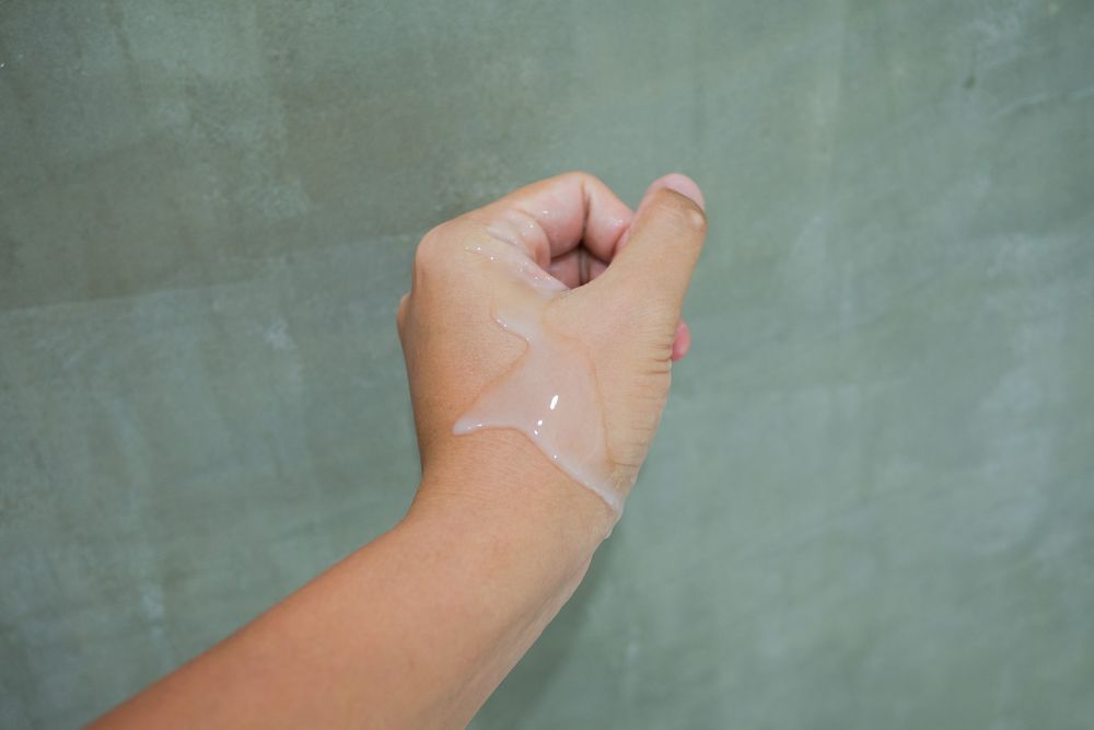 tay dính dịch tiết sinh dục chứa virus