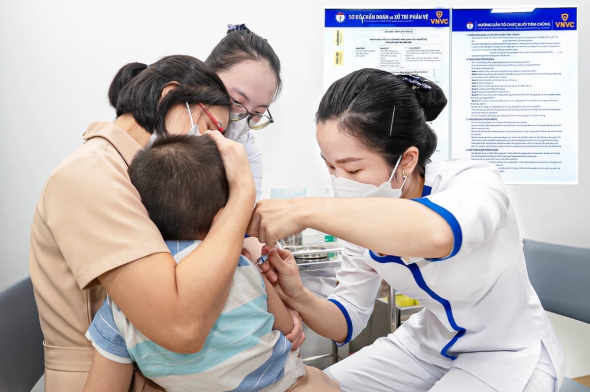 tiêm vắc xin cho bé