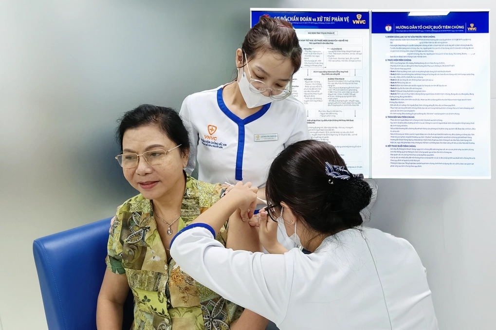 tiêm vắc xin cho người lớn