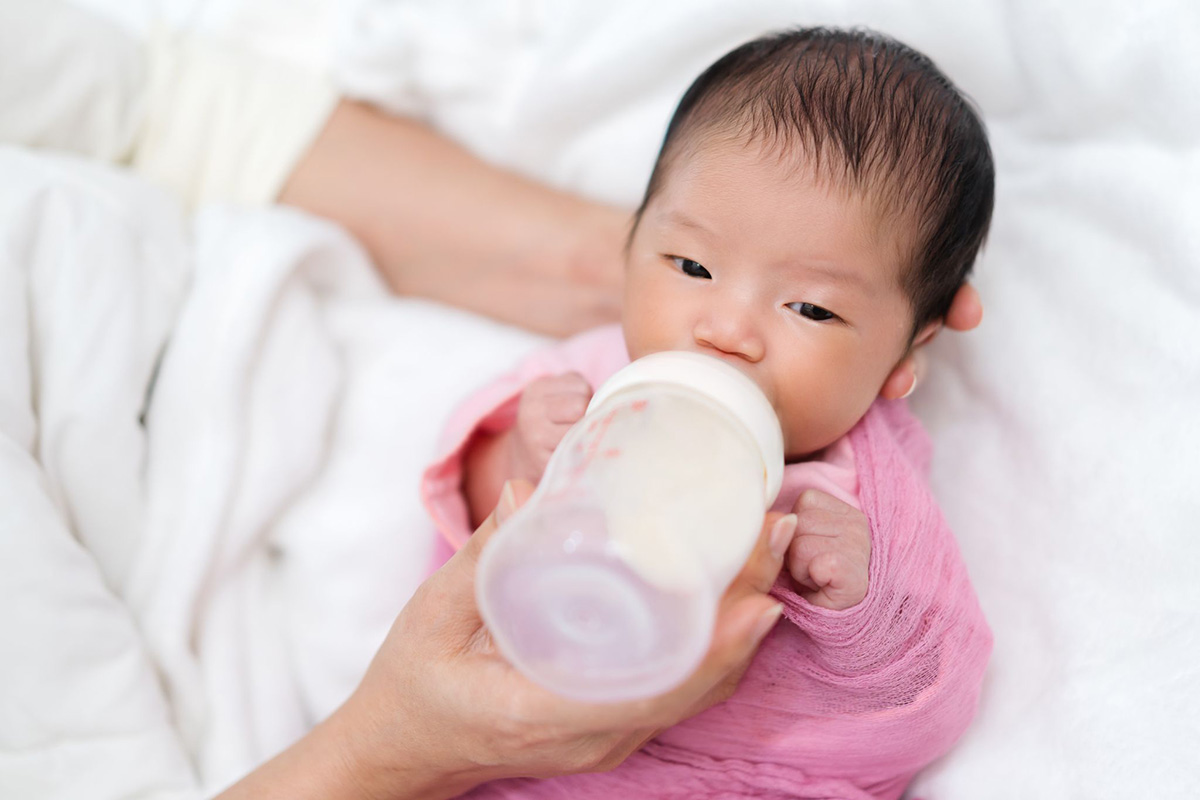 trẻ sơ sinh cần bú đủ lượng sữa cần thiết