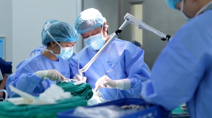 bác sĩ điều trị sùi mào gà ở họng