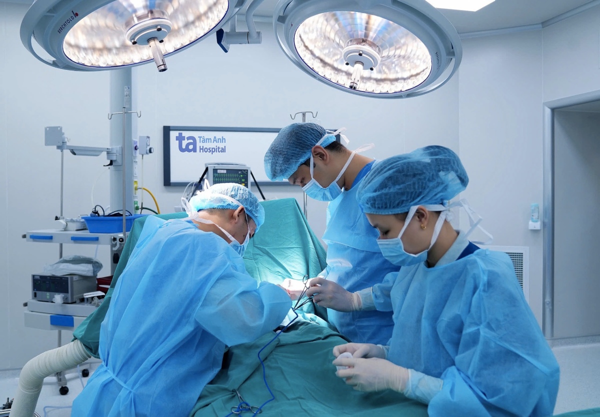 bác sĩ điều trị sùi mào gà